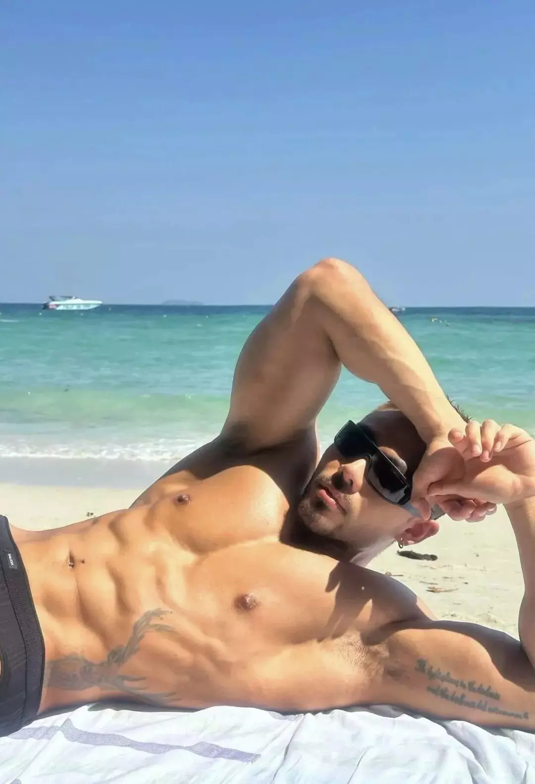 图片[2]-曼谷表演的黑皮肌肉男，绝对是Gogoboy里的顶流！-小蓝短视频