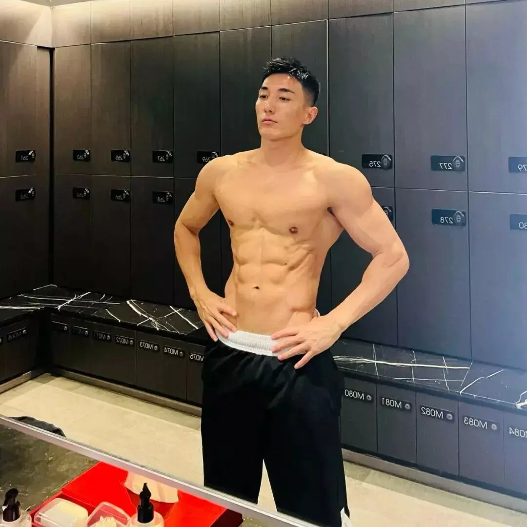 图片[7]-大胸肌腹肌居然还能劈叉，这韧性在健身房吊打一切猛男-小蓝短视频