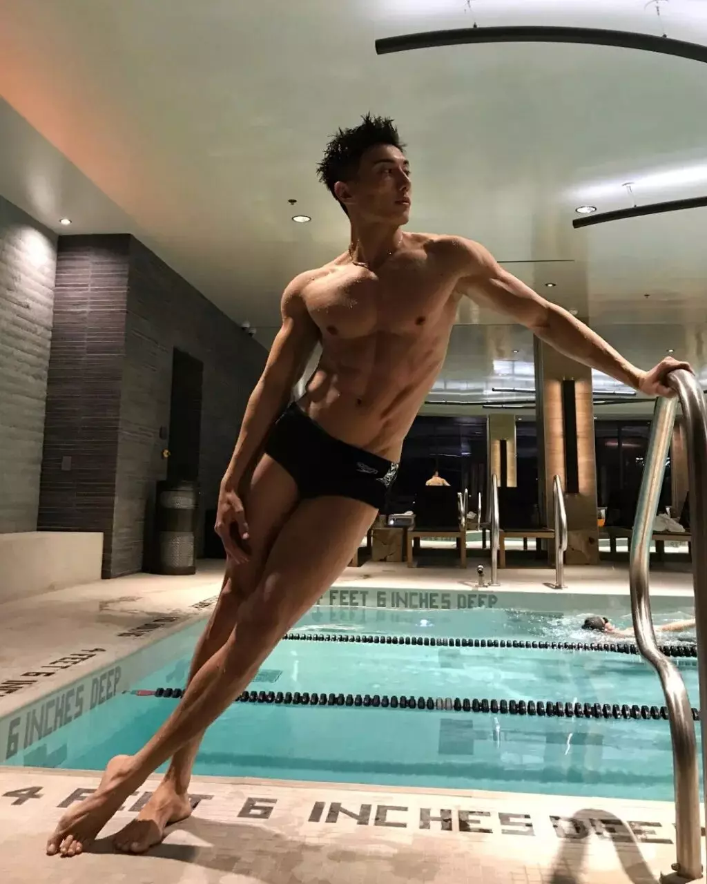 图片[5]-大胸肌腹肌居然还能劈叉，这韧性在健身房吊打一切猛男-小蓝短视频