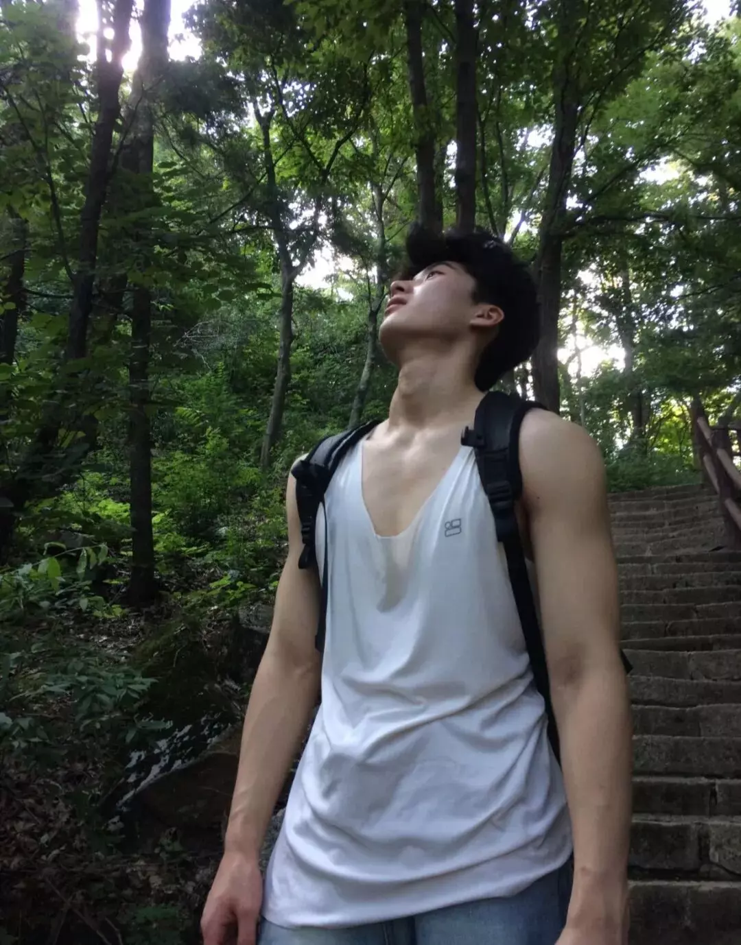 图片[2]-麒麟臂肌肉校草大秀身材！清爽男大反差感满满....-小蓝短视频