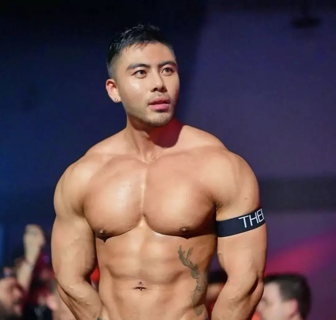 图片[3]-曼谷表演的黑皮肌肉男，绝对是Gogoboy里的顶流！-小蓝短视频