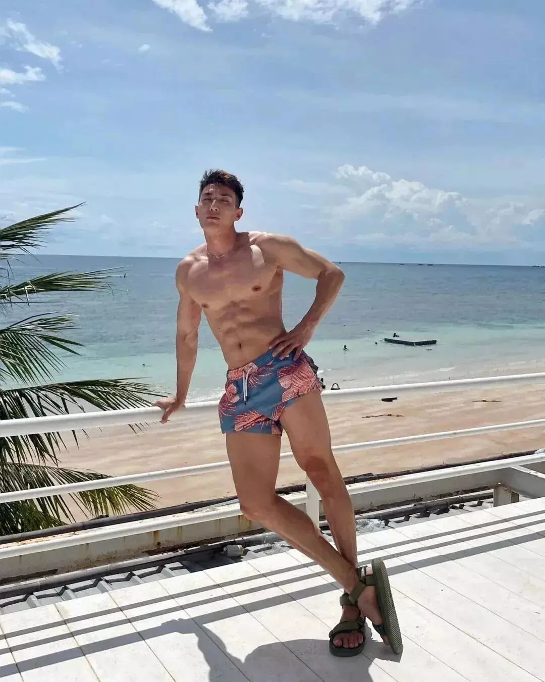 图片[12]-大胸肌腹肌居然还能劈叉，这韧性在健身房吊打一切猛男-小蓝短视频