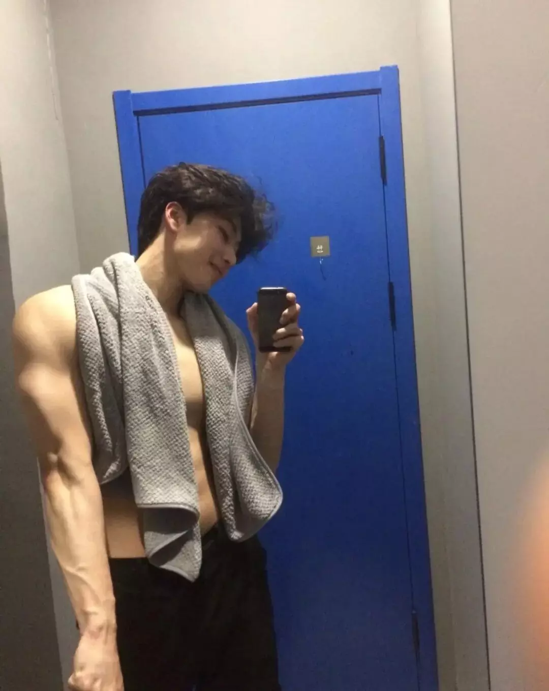 图片[3]-麒麟臂肌肉校草大秀身材！清爽男大反差感满满....-小蓝短视频