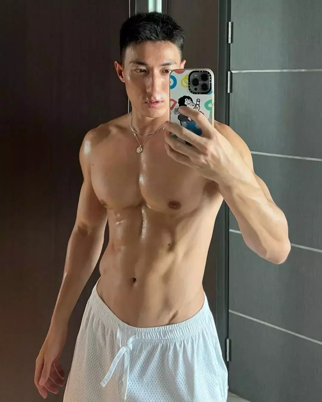 图片[4]-大胸肌腹肌居然还能劈叉，这韧性在健身房吊打一切猛男-小蓝短视频