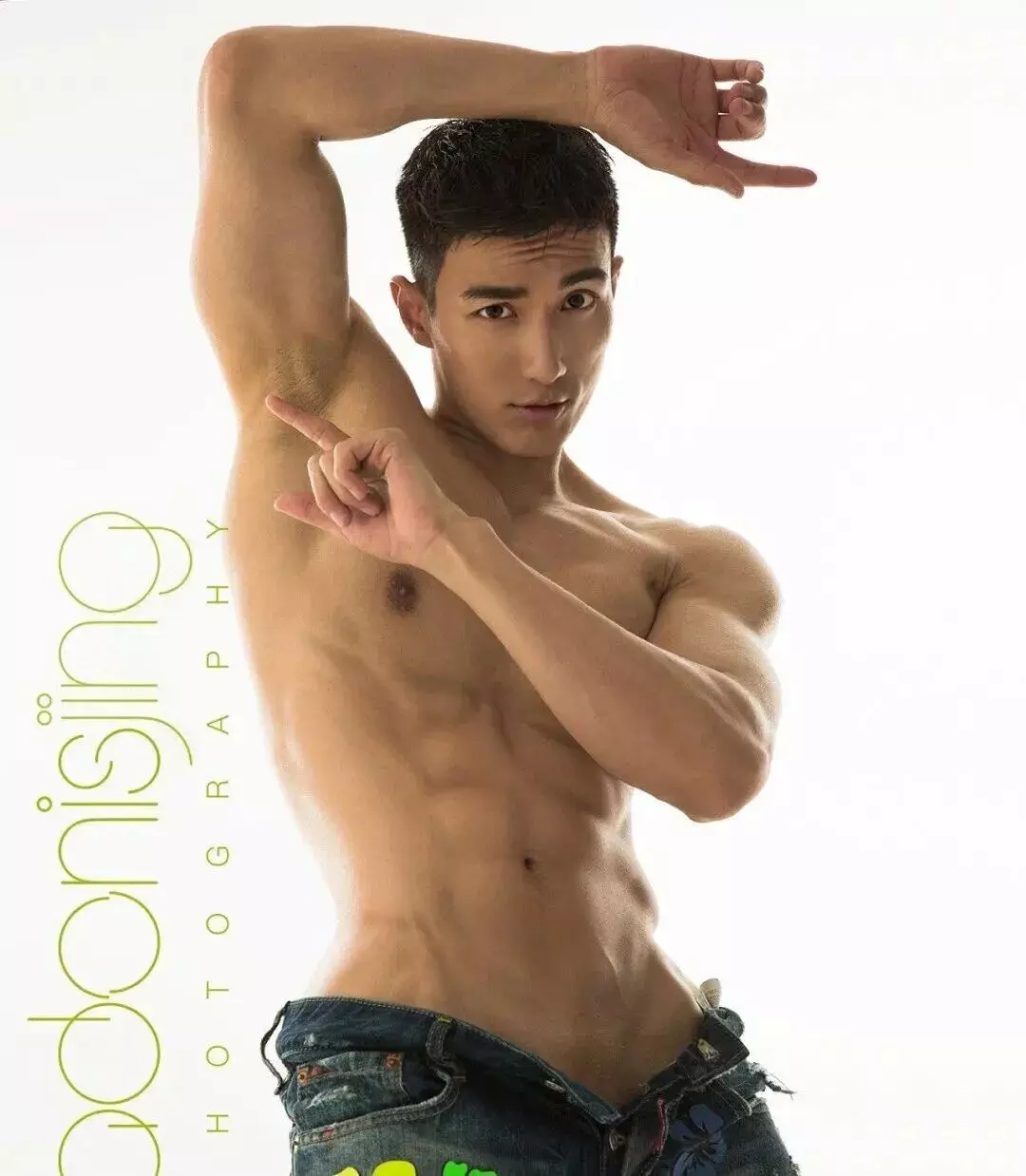 图片[15]-大胸肌腹肌居然还能劈叉，这韧性在健身房吊打一切猛男-小蓝短视频