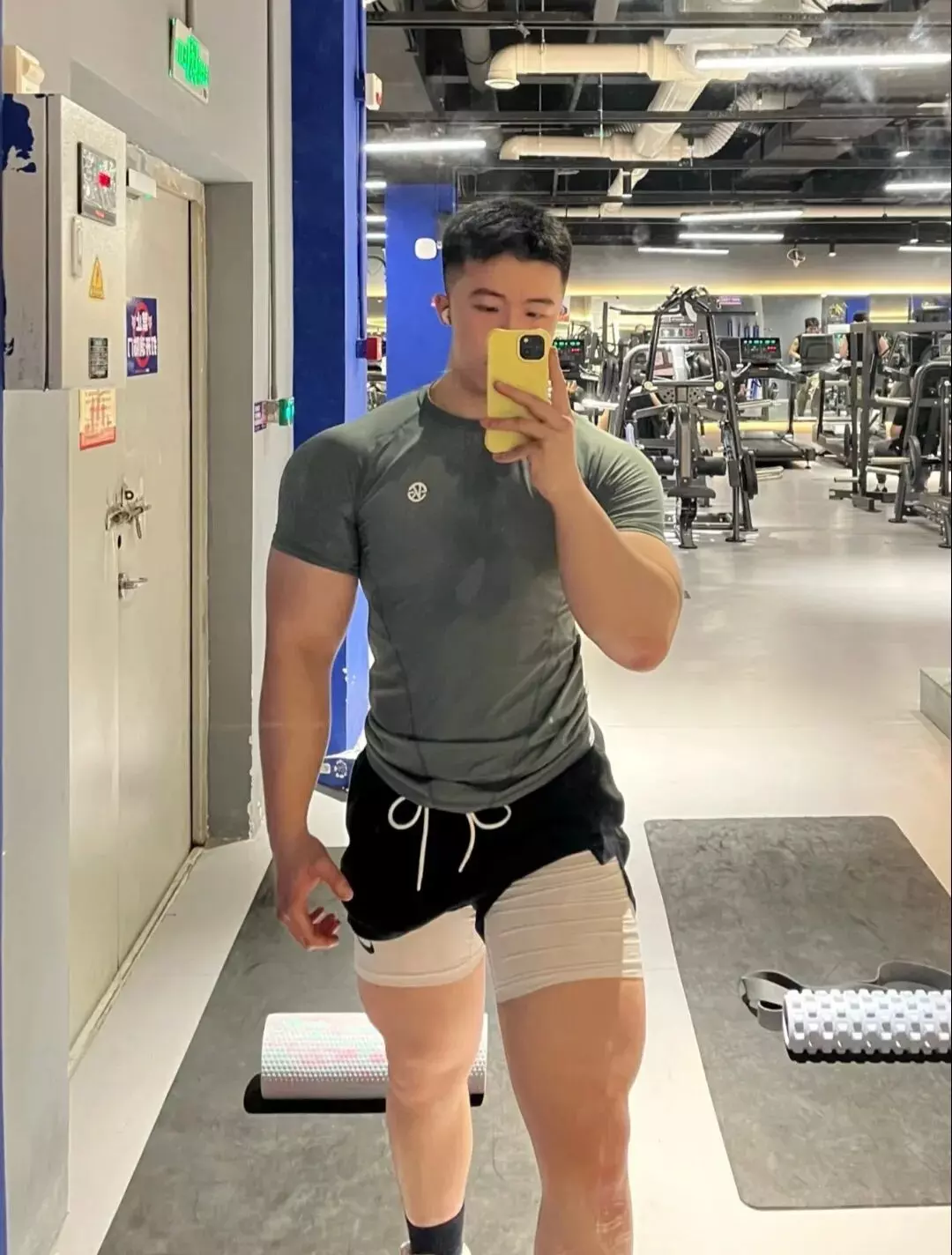 图片[8]-麒麟臂八块腹肌，动力马达粗腿蜂腰翘臀，体育生大爷们让人垂涎三尺-小蓝短视频