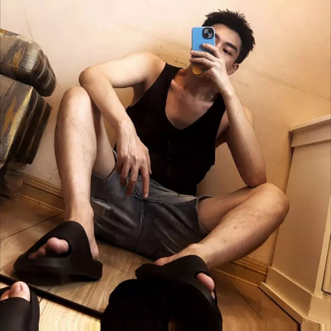 狼狗天菜晒太阳！观感超舒服身材！老公居然在沙发上…… | 鉴定网络热门帅哥-潮男潮北