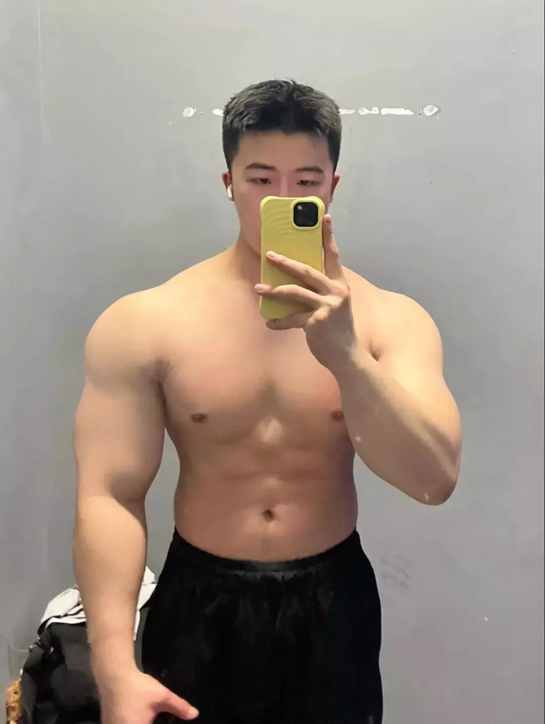 图片[4]-麒麟臂八块腹肌，动力马达粗腿蜂腰翘臀，体育生大爷们让人垂涎三尺-小蓝短视频