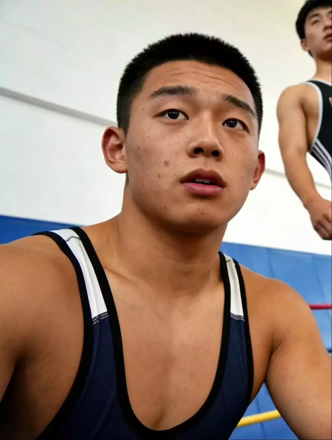 图片[10]-麒麟臂八块腹肌，动力马达粗腿蜂腰翘臀，体育生大爷们让人垂涎三尺-小蓝短视频