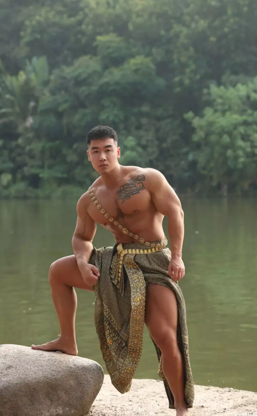 图片[16]-麒麟臂八块腹肌，动力马达粗腿蜂腰翘臀，体育生大爷们让人垂涎三尺-小蓝短视频