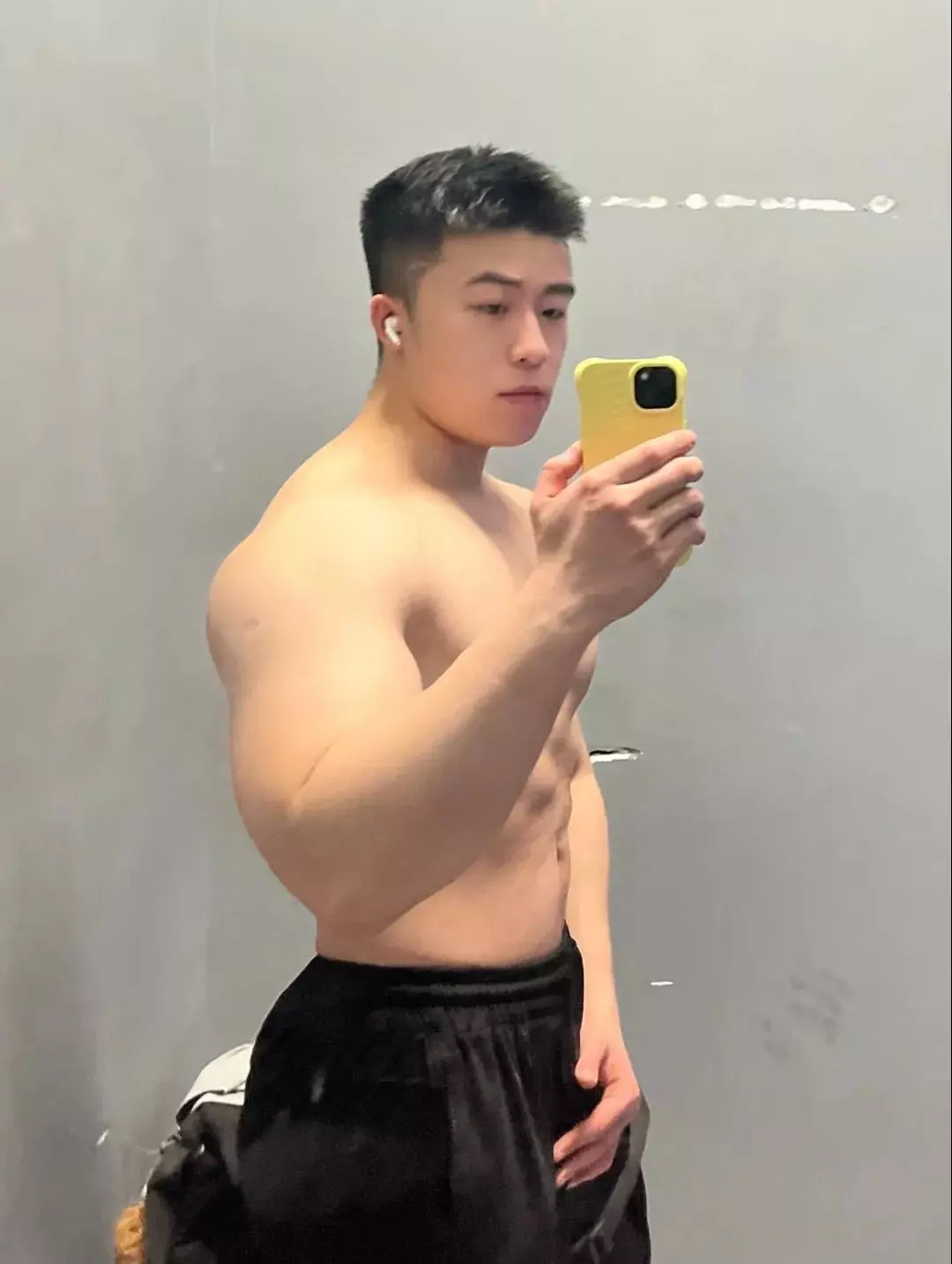 图片[5]-麒麟臂八块腹肌，动力马达粗腿蜂腰翘臀，体育生大爷们让人垂涎三尺-小蓝短视频