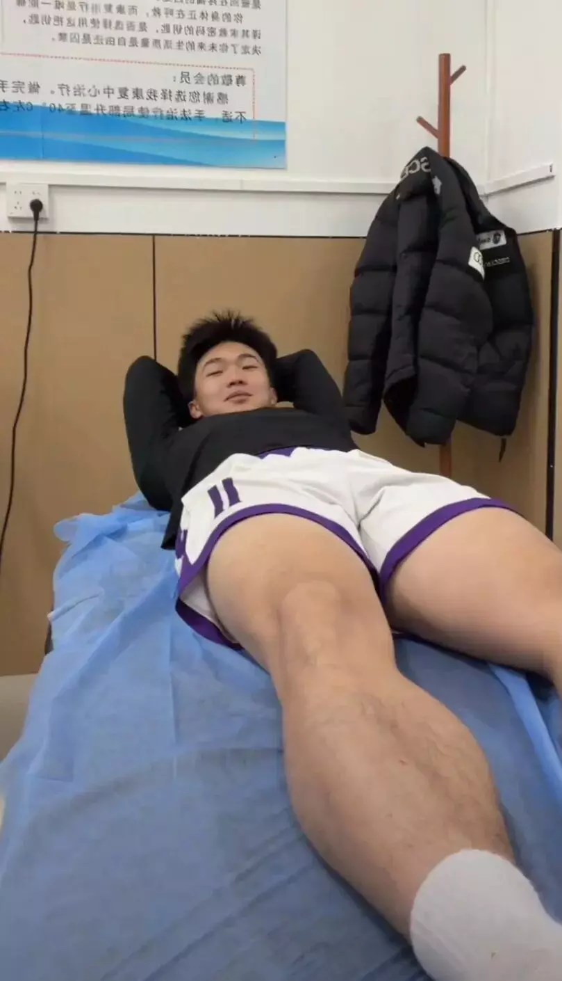 图片[13]-麒麟臂八块腹肌，动力马达粗腿蜂腰翘臀，体育生大爷们让人垂涎三尺-小蓝短视频