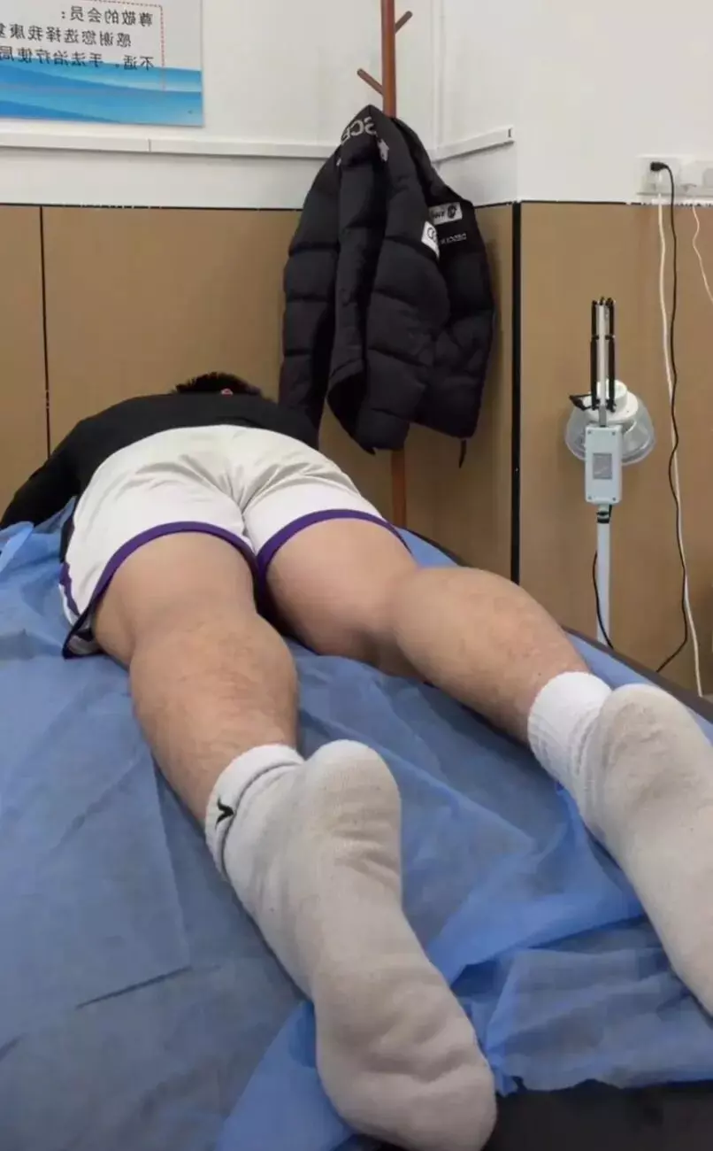 图片[14]-麒麟臂八块腹肌，动力马达粗腿蜂腰翘臀，体育生大爷们让人垂涎三尺-小蓝短视频