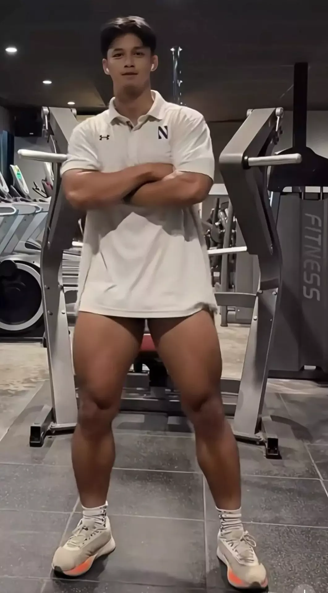 麒麟臂八块腹肌，动力马达粗腿蜂腰翘臀，体育生大爷们让人垂涎三尺-小蓝短视频