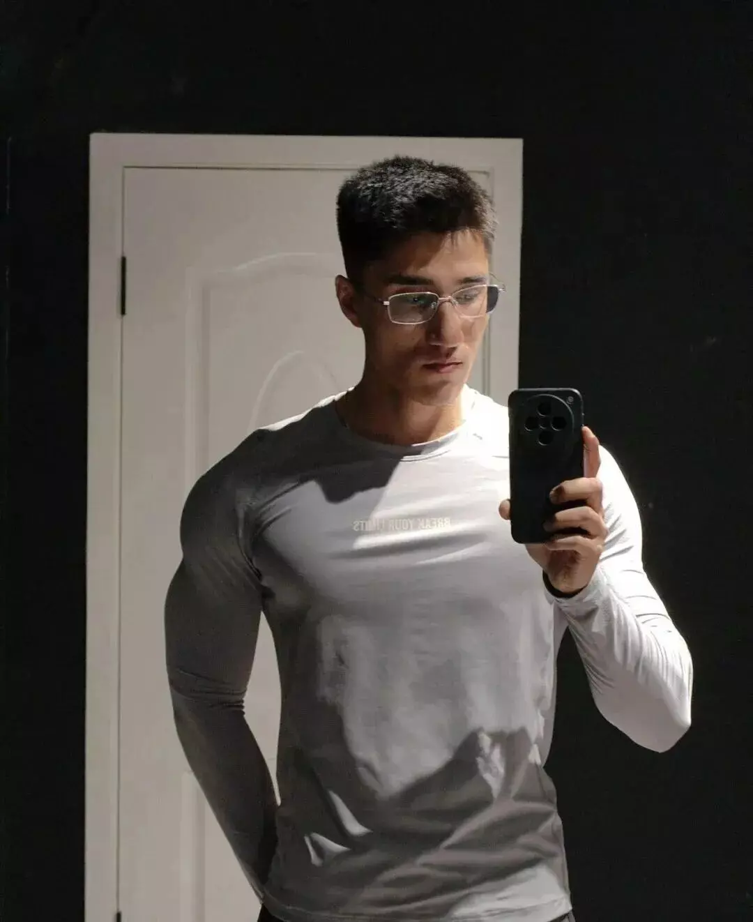 新疆长腿小哥大鼻子太惊人了吧！比内蒙男人还猛!-小蓝短视频