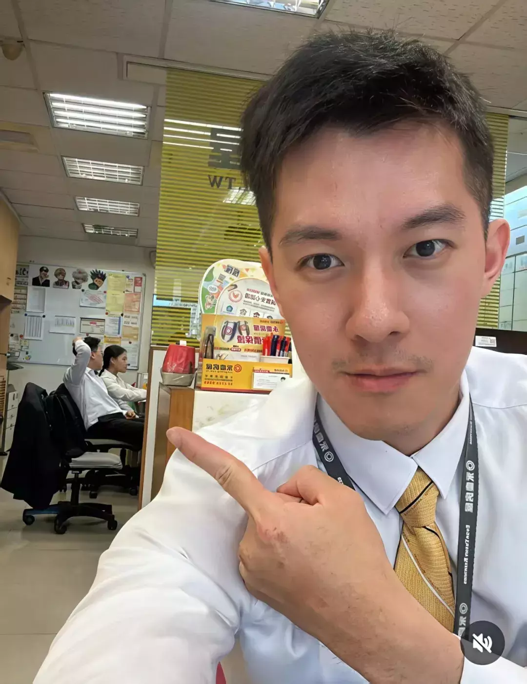 卖房中介正装男居然下海！还被客户认出一起合作了！-小蓝短视频