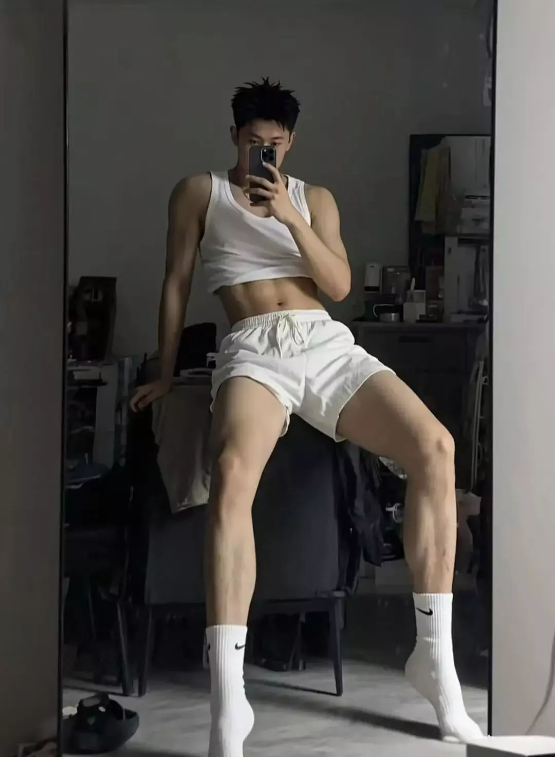 湖北研二白袜体育生火爆校园？网友：这个白袜大长腿也太诱人了吧....-小蓝短视频