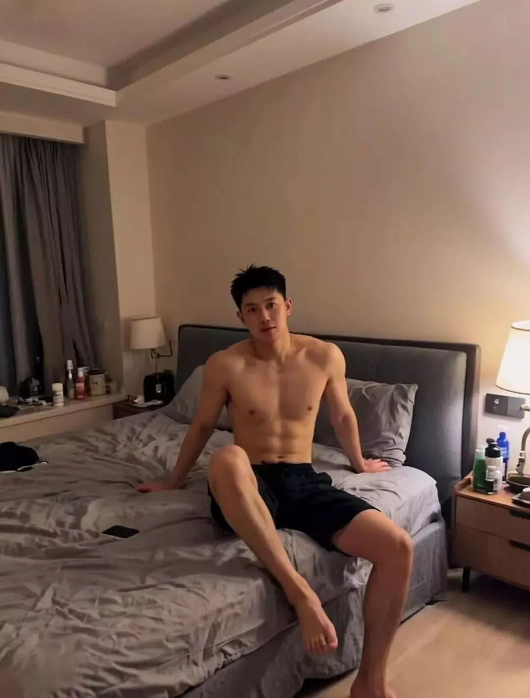 图片[2]-湖北研二白袜体育生火爆校园？网友：这个白袜大长腿也太诱人了吧....-小蓝短视频