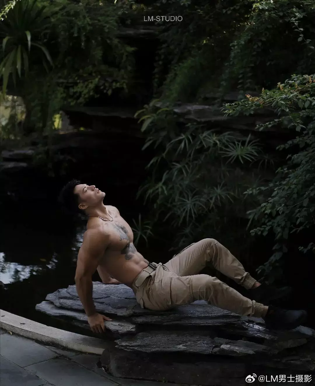 图片[6]-帅气腹肌帅哥写真，这个腰身比太棒了太有张力了-潮男潮北-潮男潮北