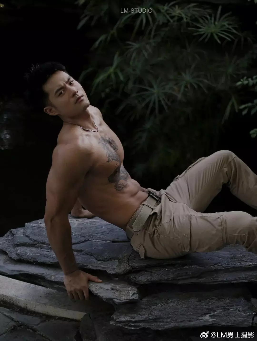 图片[5]-帅气腹肌帅哥写真，这个腰身比太棒了太有张力了-潮男潮北-潮男潮北