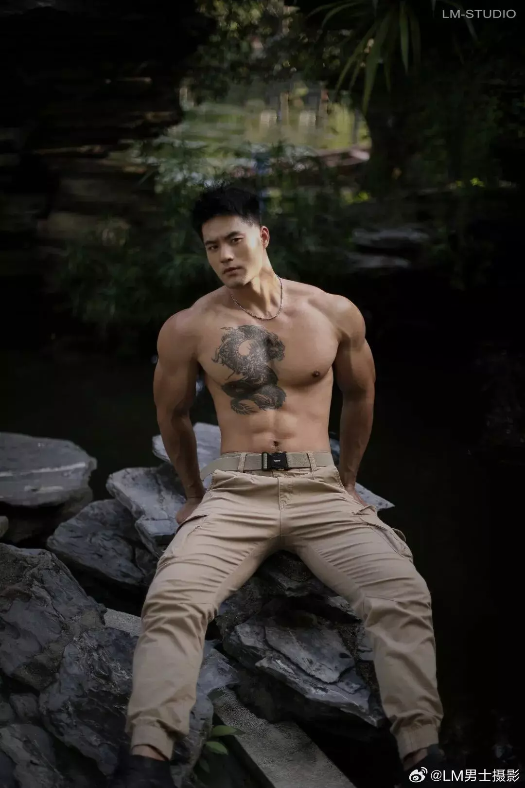 图片[2]-帅气腹肌帅哥写真，这个腰身比太棒了太有张力了-潮男潮北-潮男潮北