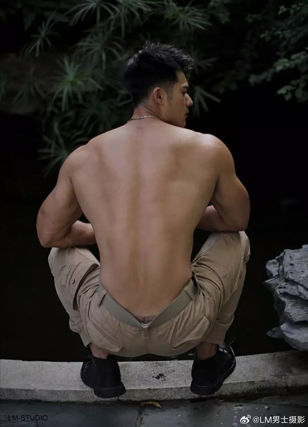 图片[4]-帅气腹肌帅哥写真，这个腰身比太棒了太有张力了-潮男潮北-潮男潮北