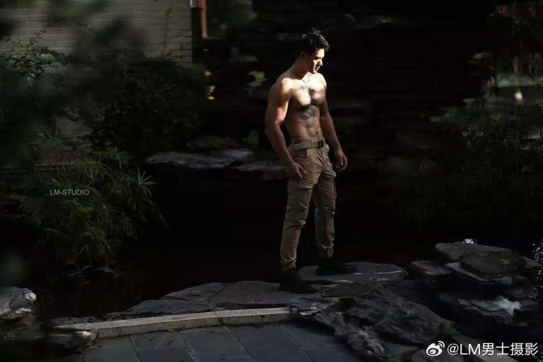 图片[8]-帅气腹肌帅哥写真，这个腰身比太棒了太有张力了-潮男潮北-潮男潮北