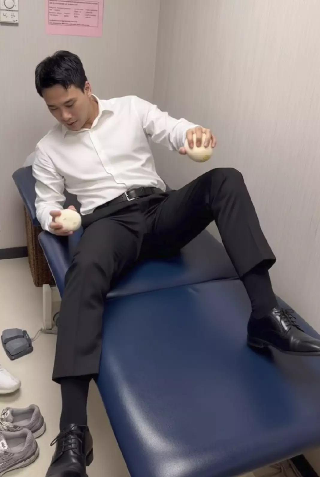 图片[2]-陪穿正装的同事去做体检，我在旁边被他吸引了！-潮男潮北-潮男潮北