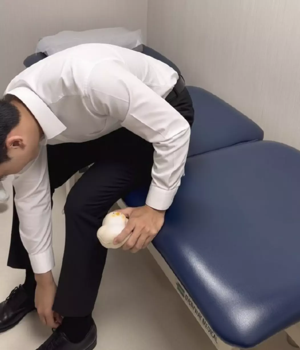 陪穿正装的同事去做体检，我在旁边被他吸引了！-潮男潮北