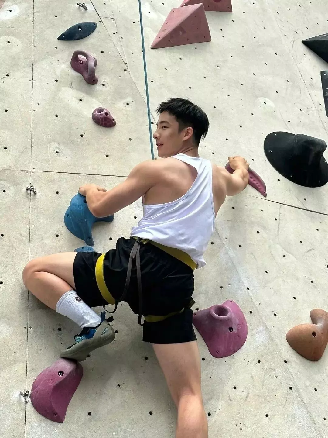 曾被采访的上交大安泰班主任视频疯传！这枚篮球帅哥变更强壮了？-潮男潮北-潮男潮北