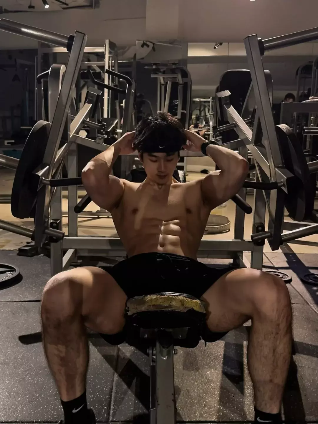 185游泳教练的健硕筋身材真是绝了，是不是张力满满的感觉