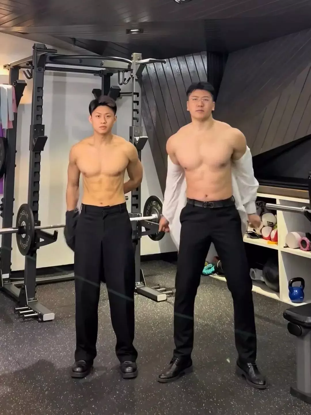 图片[13]-42岁爸爸带体育生儿子泡温泉，这画面……-潮男潮北-潮男潮北