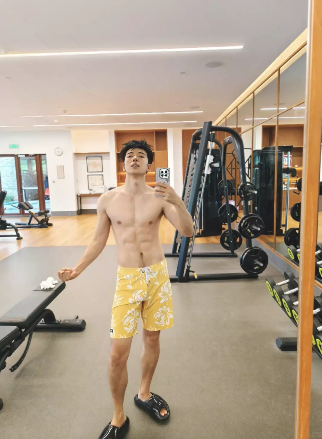 图片[8]-四年前“塌房”男艺人仝卓：转型当网红直播被质疑擦边？-小蓝短视频