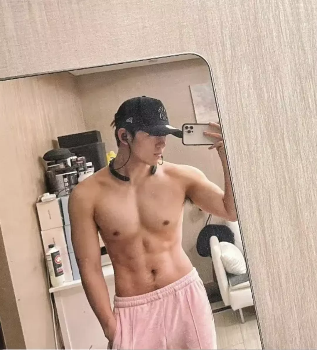 图片[3]-四年前“塌房”男艺人仝卓：转型当网红直播被质疑擦边？-小蓝短视频