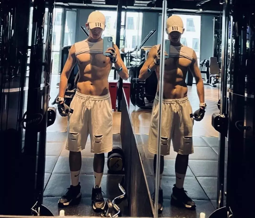 图片[14]-六年无戏可拍的他，退圈后疯狂“擦边”？-小蓝短视频