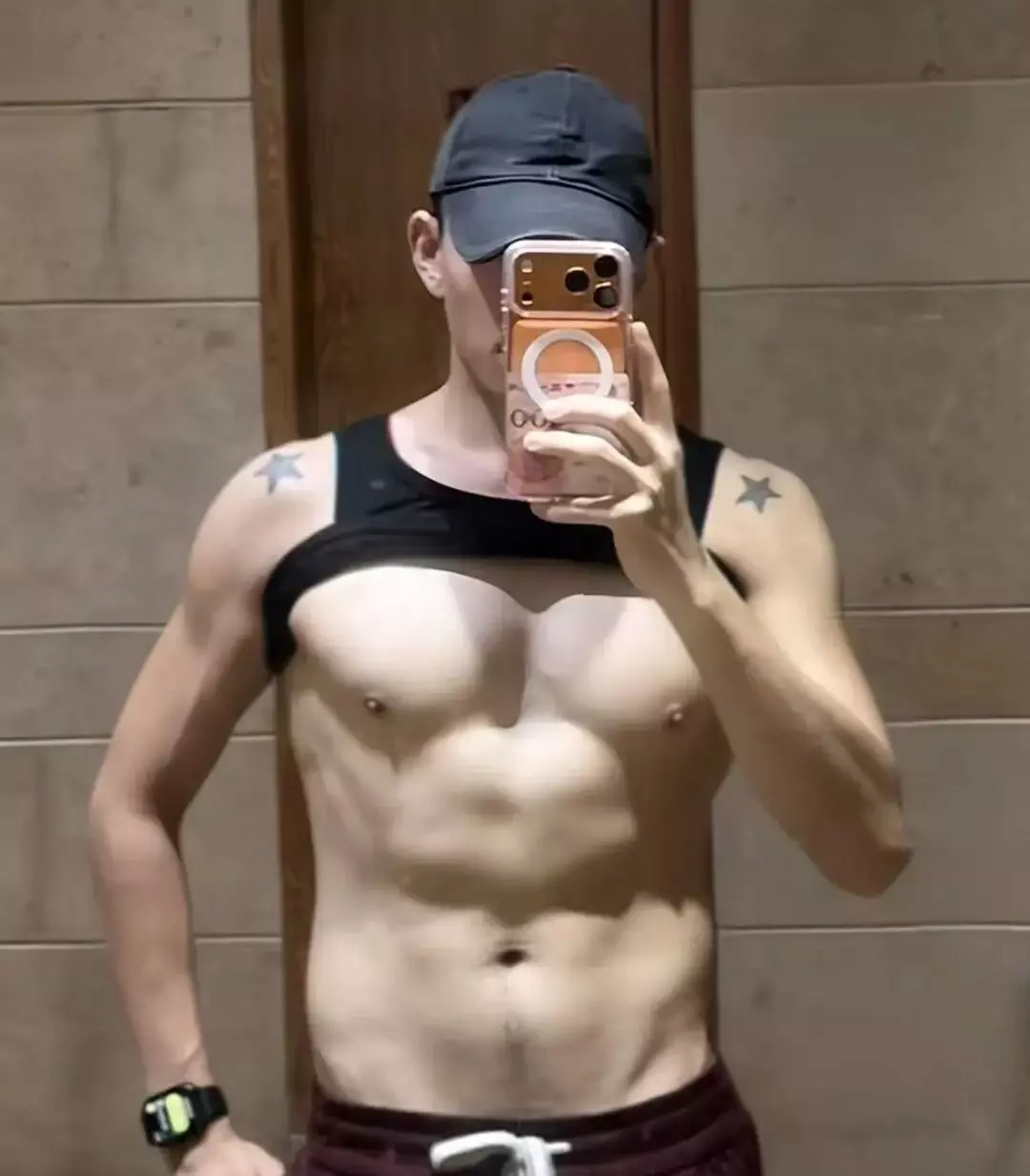 图片[15]-六年无戏可拍的他，退圈后疯狂“擦边”？-小蓝短视频