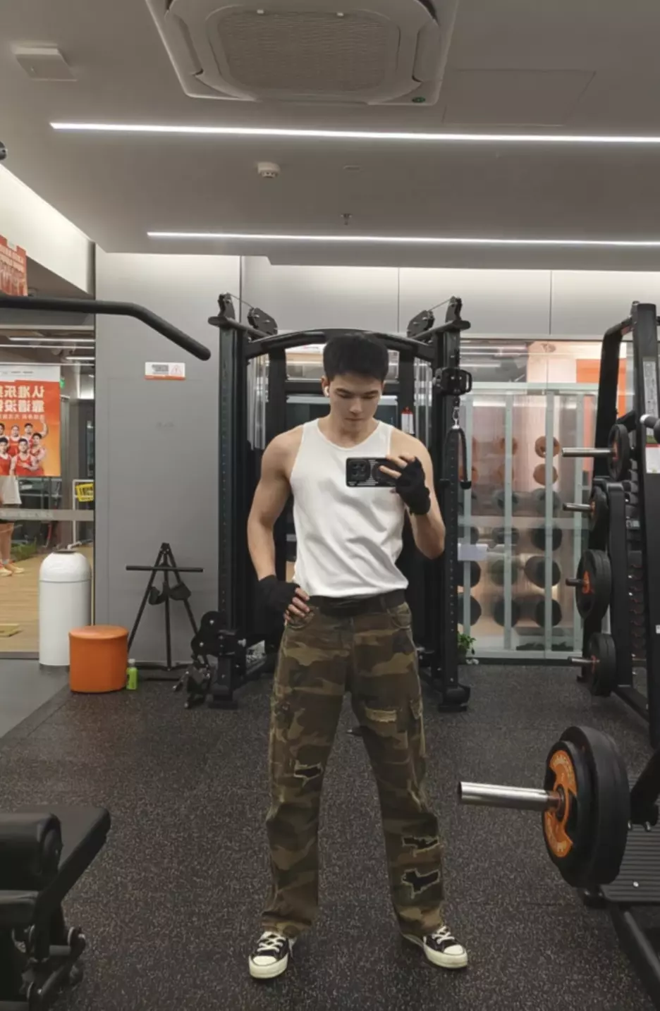 图片[7]-四年前“塌房”男艺人仝卓：转型当网红直播被质疑擦边？-小蓝短视频