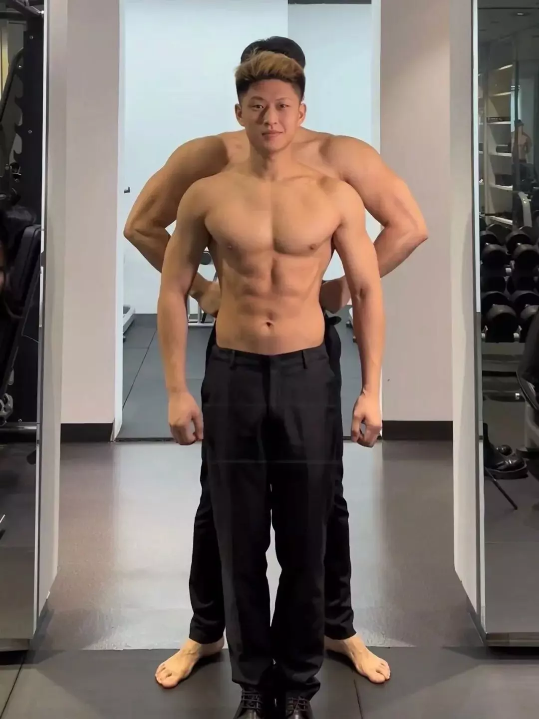 图片[11]-42岁爸爸带体育生儿子泡温泉，这画面……-潮男潮北-潮男潮北