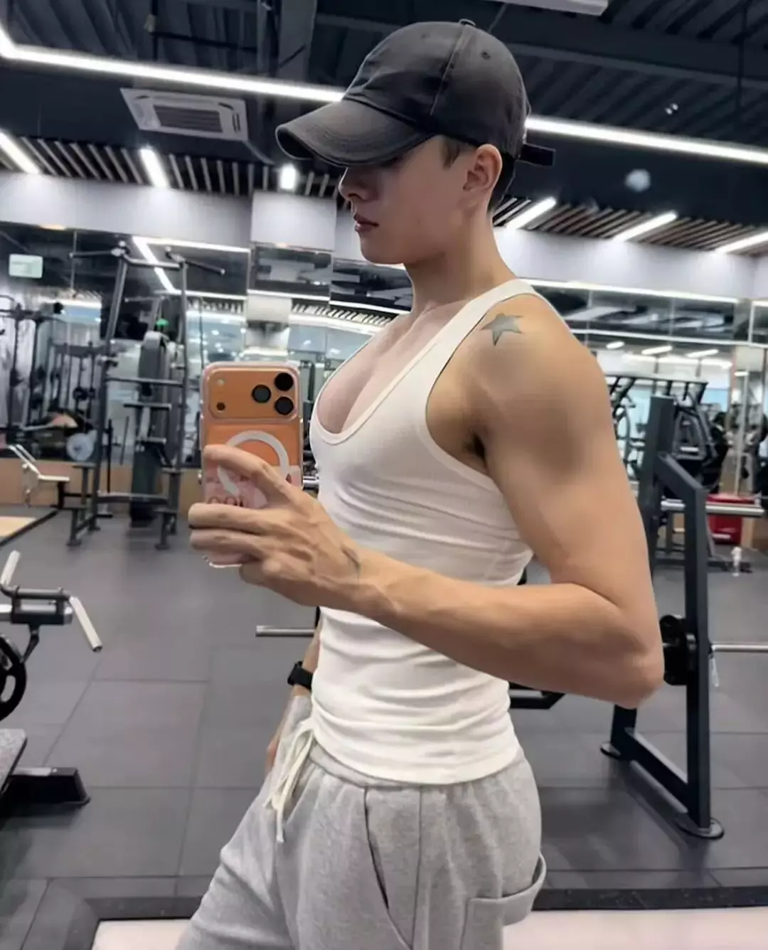 图片[9]-六年无戏可拍的他，退圈后疯狂“擦边”？-小蓝短视频