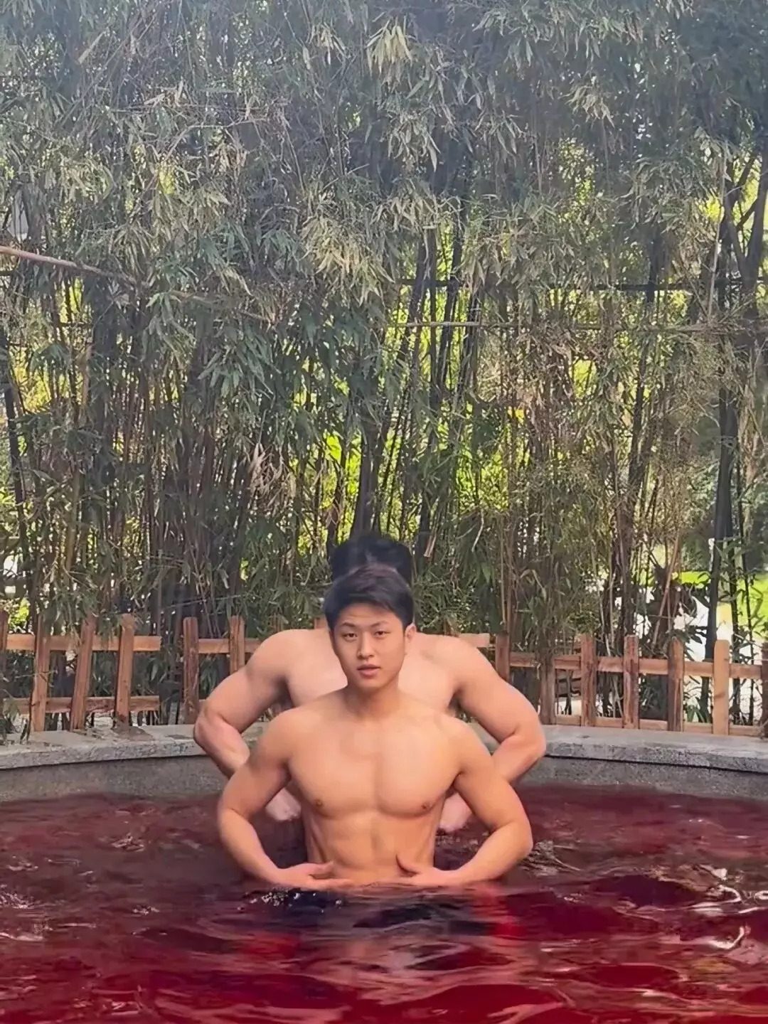 图片[6]-42岁爸爸带体育生儿子泡温泉，这画面……-潮男潮北-潮男潮北