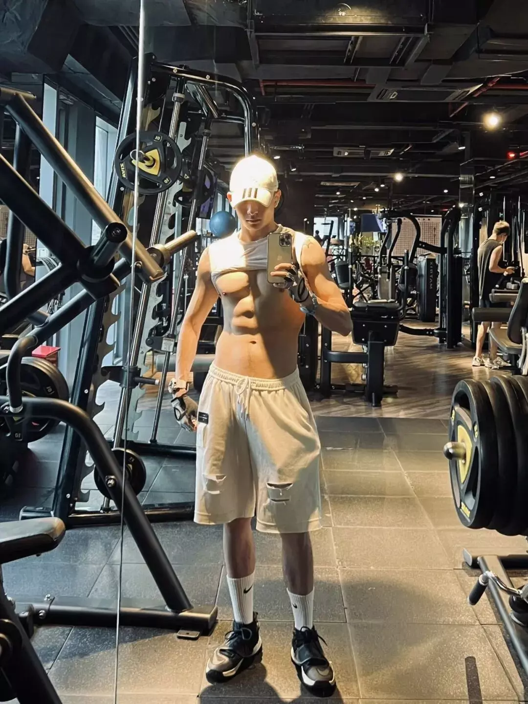 图片[13]-六年无戏可拍的他，退圈后疯狂“擦边”？-小蓝短视频