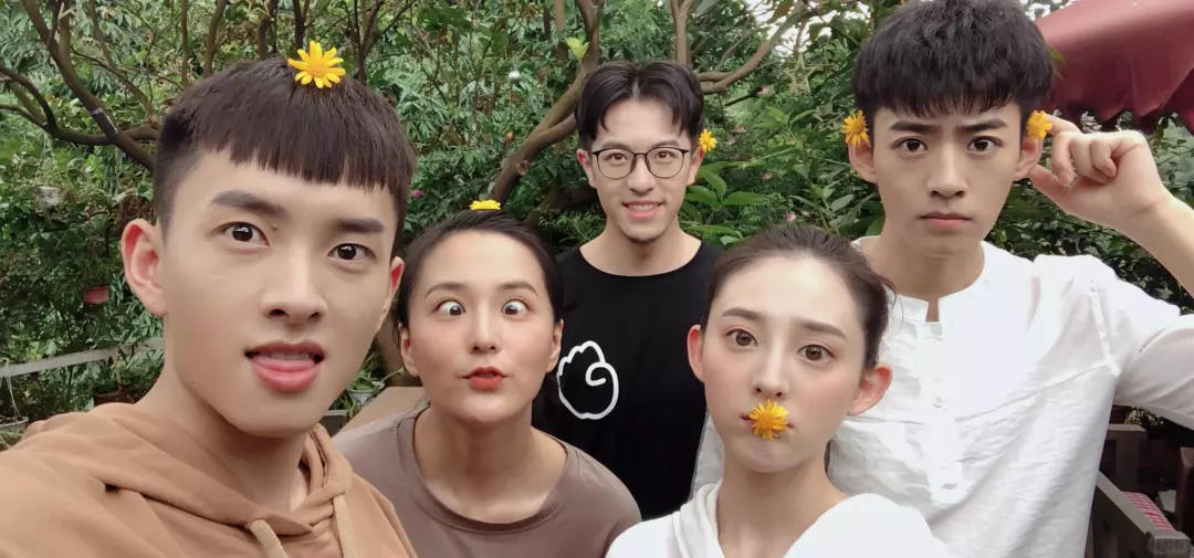 图片[8]-六年无戏可拍的他，退圈后疯狂“擦边”？-小蓝短视频