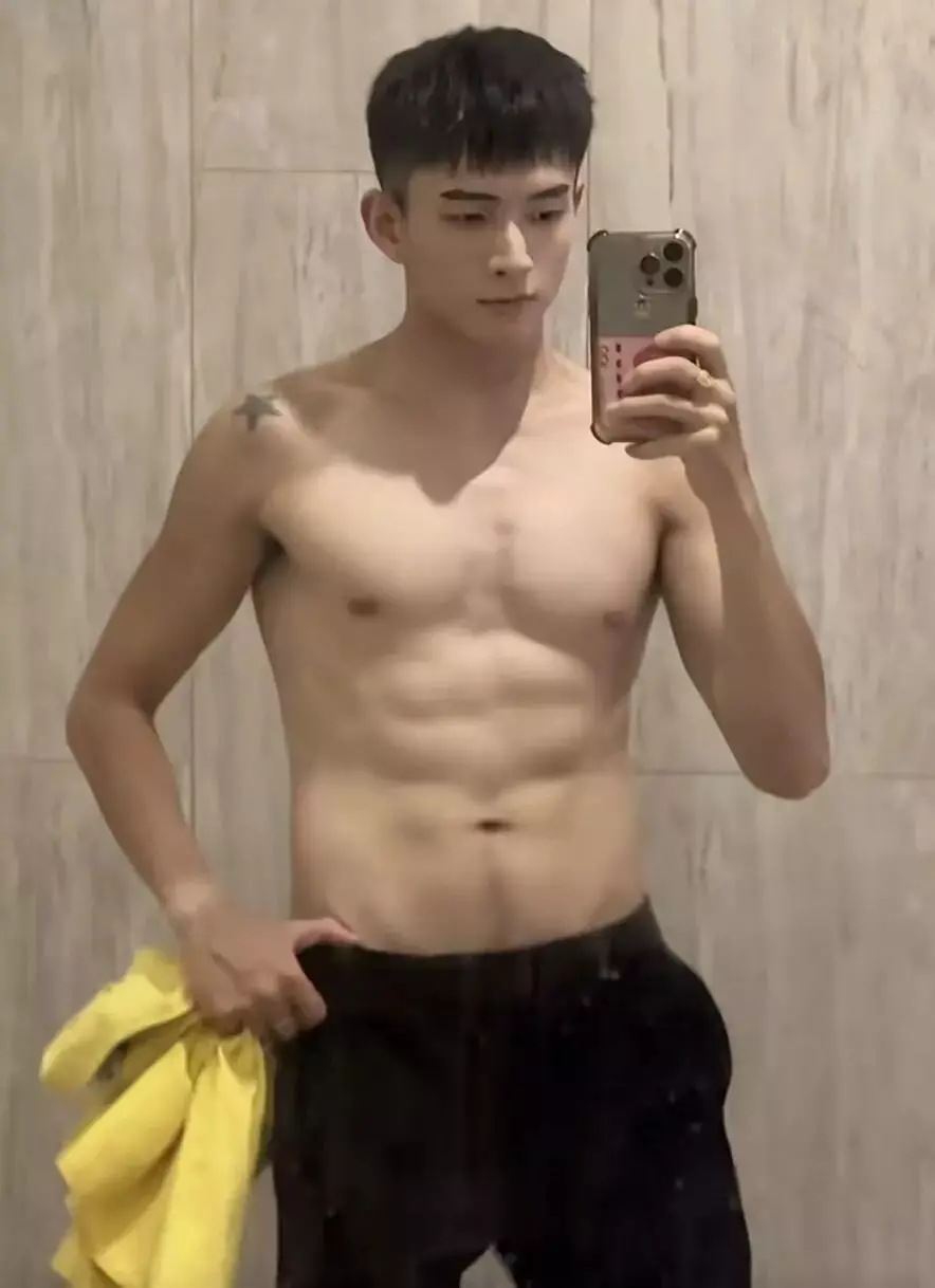 图片[10]-六年无戏可拍的他，退圈后疯狂“擦边”？-小蓝短视频