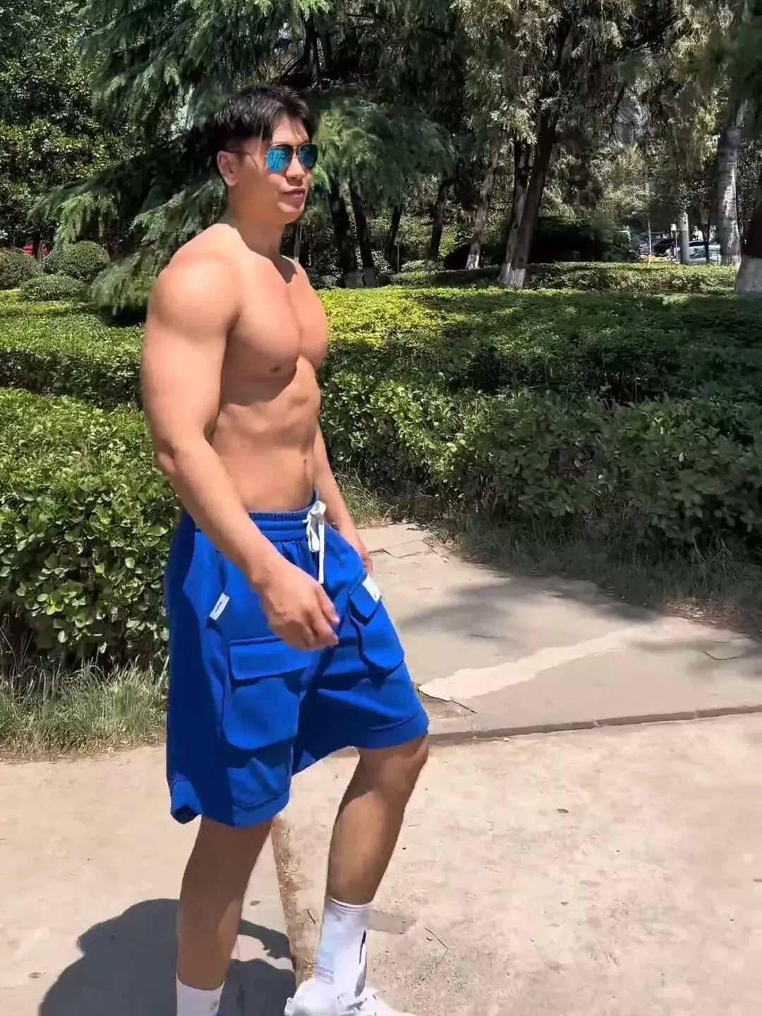 图片[21]-42岁爸爸带体育生儿子泡温泉，这画面……-潮男潮北-潮男潮北