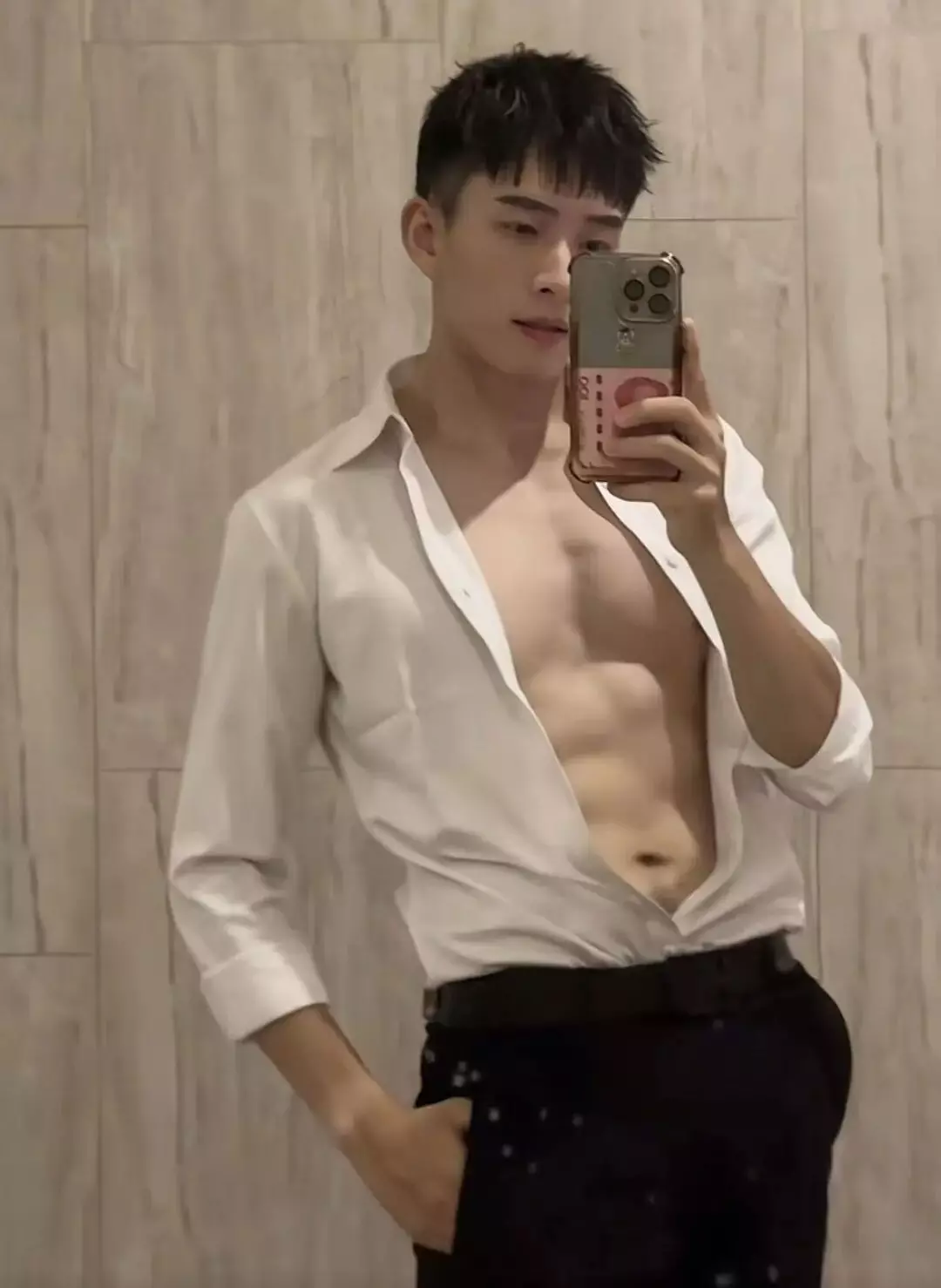 图片[6]-六年无戏可拍的他，退圈后疯狂“擦边”？-小蓝短视频