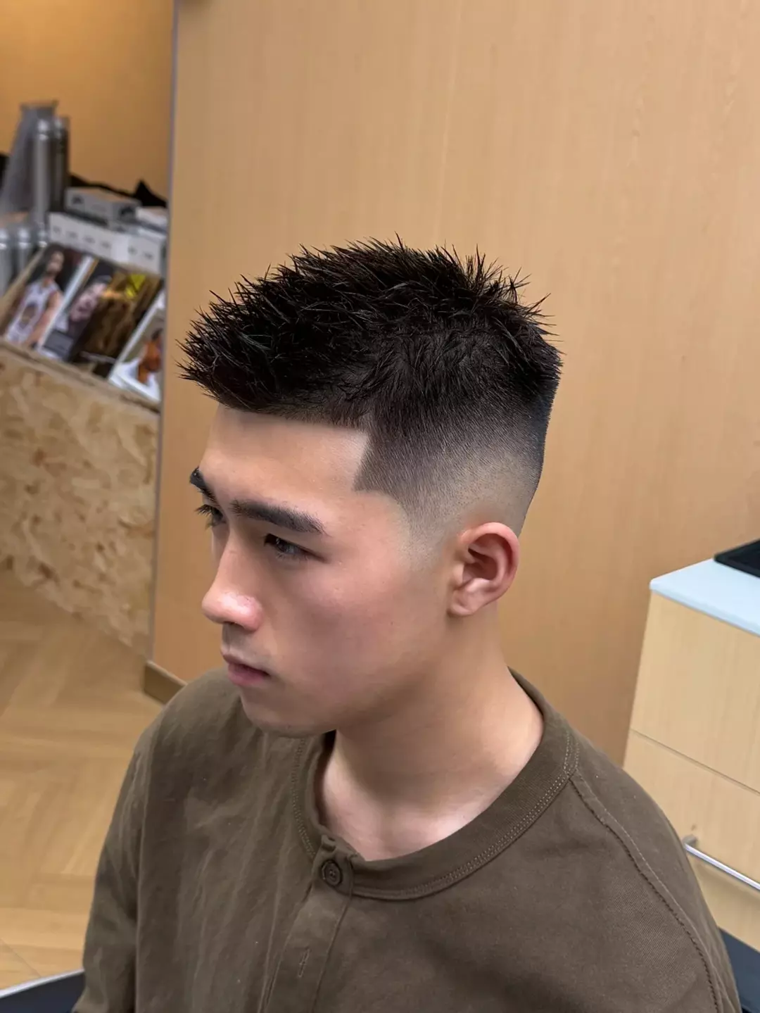 图片[2]-“两边剃短，中间不动”，2026男生潮流发型，剪这3款真的太帅了-小蓝短视频