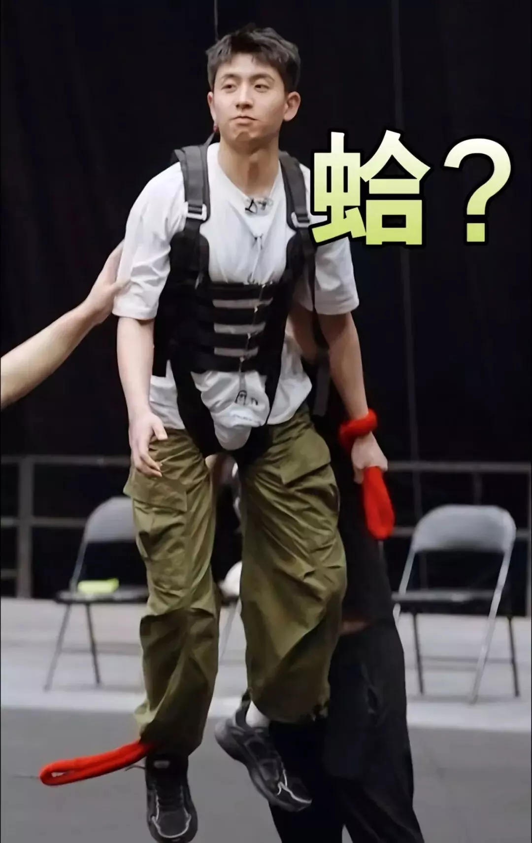 刷到焦迈奇吊威亚的照片！山东男人果然有实力！-小蓝短视频