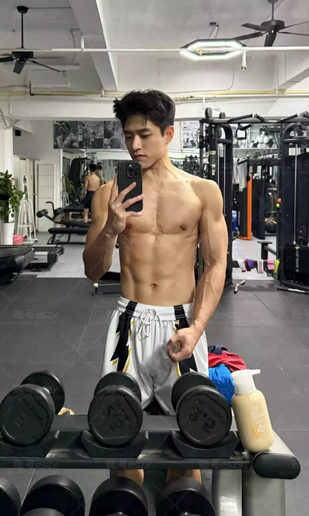 图片[8]-武汉187直男体育生为流量直男装gay？网友爆料他在推特爆火...-小蓝短视频