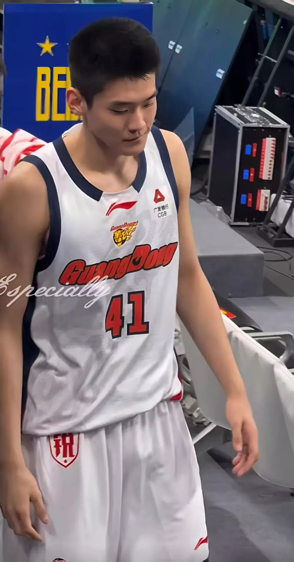 图片[4]-广东男篮王洪泽大长腿晃来晃去凸显实力！盯着看不够！-小蓝短视频