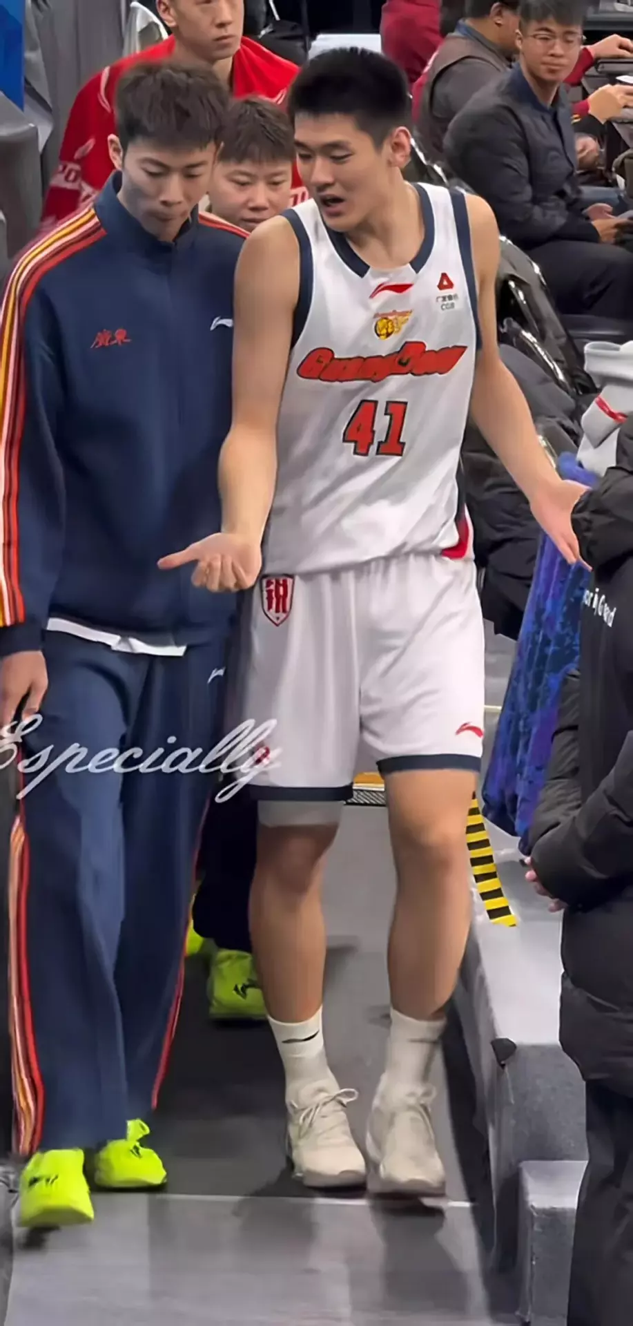 图片[3]-广东男篮王洪泽大长腿晃来晃去凸显实力！盯着看不够！-小蓝短视频